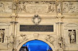 L'attribuzione al Palladio della realizzazione del Teatro Olimpico, il primo teatro coperto stabile del vecchio continente. L'opera fu costruita nel 1580, ma il Palladio non vide mai ...