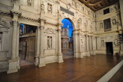 La prima assoluta del Teatro olimpico fu l'Edipo Re di Sofocle, messa in atto nel 1585 con la regia di Vincenzo Scamozzi, e il teatro ancora oggi mostra le scenografie di quell'evento ...