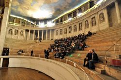 Anche la platea de teatro cattura i visitatori per la sua armonica eleganza, le statue che coronano in alto la gradinata, ed il cielo con i colori del tramonto che ravviva il soffitto