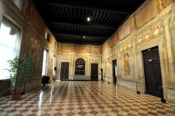 Dopo avere comprato il biglietto del Teatro Olimpico, i visitatori entrano in questa sala da cui poi imboccheranno il corridoio che porta all'ingresso della platea del teatro