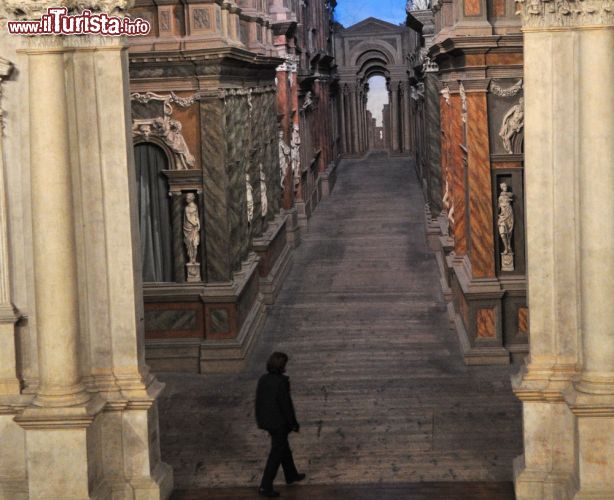 Immagine Una inserviente mostra l'effetto prospettico delle scenografie del Palladio. La via centrale di Tebe è in realtà lunga meno di 15 metri, anche se sembra decisamente più imponente