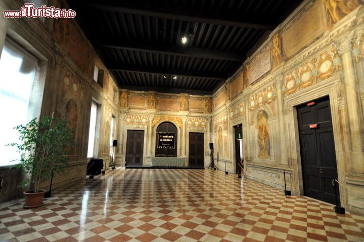 Immagine Dopo avere comprato il biglietto del Teatro Olimpico, i visitatori entrano in questa sala da cui poi imboccheranno il corridoio che porta all'ingresso della platea del teatro