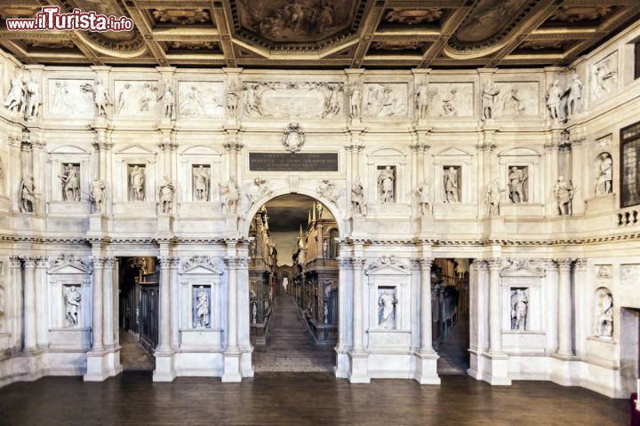 Immagine La scena del Teatro Olimpico di Vicenza, capolavoro del rinascimento e del Palladio, l'architetto vicentino che ha lasciato un segno indelebile nella storia dell'architettura in Italia  e nel mondo intero - © Jorg Hackemann / Shutterstock.com