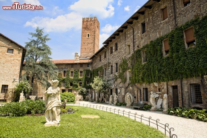 Immagine Cortile interno del Teatro Olimpico di Vicenza: da qui si accede alle biglietterie e al corridoio che conduce all'interno del teatro vero propio - © Dmitri Ometsinsky / Shutterstock.com