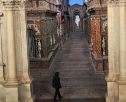 Una inserviente mostra l'effetto prospettico delle scenografie del Palladio. La via centrale di Tebe è in realtà lunga meno di 15 metri, anche se sembra decisamente più ...