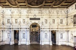 La scena del Teatro Olimpico di Vicenza, capolavoro del rinascimento e del Palladio, l'architetto vicentino che ha lasciato un segno indelebile nella storia dell'architettura in Italia ...
