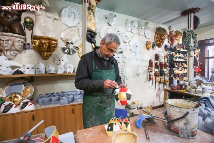 Immagine  Un artigiano intento nella lavorazione di una maschera di carnevale: siamo nelle mercerie di Venezia- © Photoman29 / Shutterstock.com