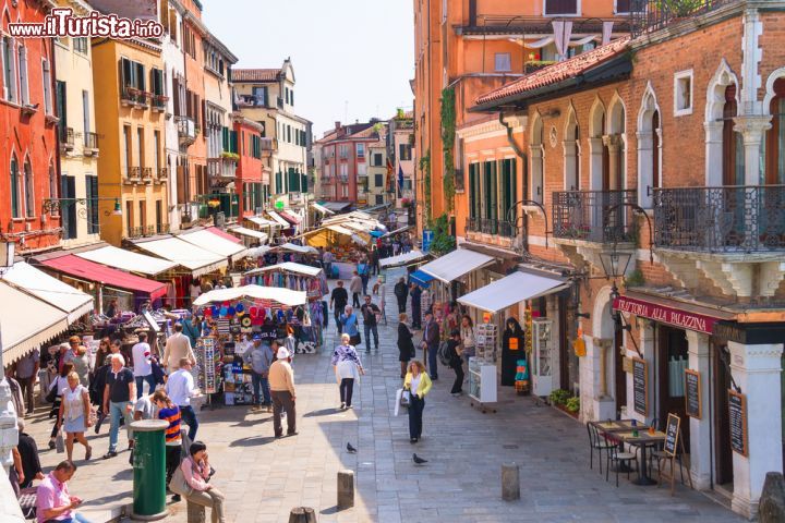 Immagine Nel Sestriere di San Marco, fin verso il Ponte di Rialto i turisti trovano grandi opportunità di shopping presso le Mercerie della Serenissima - © Nick_Nick / Shutterstock.com