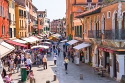 Nel Sestriere di San Marco, fin verso il Ponte di Rialto i turisti trovano grandi opportunità di shopping presso le Mercerie della Serenissima - © Nick_Nick / Shutterstock.com 