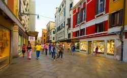 Le calle dello shopping a Venezia sono le cosiddette Mercerie, che si possono incontrare alle spalle della Torre dell'Orologio di piazza San Marco - © Sorbis / Shutterstock.com 