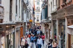 Folla di turisti lungo le vie dello shopping della Serenissima: le Mercerie di Venezia si estendono non distante da piazza San Marco, in direzione del Ponte di Rialto - © Yury Dmitrienko ...