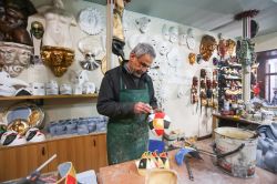  Un artigiano intento nella lavorazione di una maschera di carnevale: siamo nelle mercerie di Venezia- © Photoman29 / Shutterstock.com 