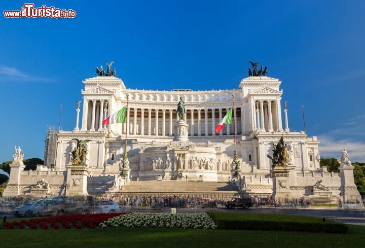 Immagine Il momento del tramonto a Piazza Venezia, con l'Altare della Patria illuminato da una calda luce - © Leonid Andronov / Shutterstock.com