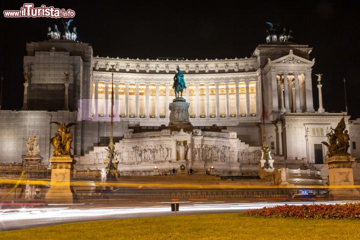 Immagine Scatto notturno del Vittoriano a Roma, anche conosciuto con il nome di Altare della Patria anche se la denominazione ufficiale sarebbe quella di Monumento Nazionale a Vittorio Emanuele II - © Sergio Bertino / Shutterstock.com