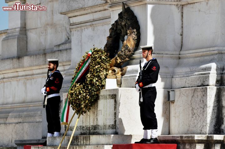 Immagine Turno di guardia alla tomba del milite ignoto al VIttoriano di Roma - © Savvapanf Photo / Shutterstock.com