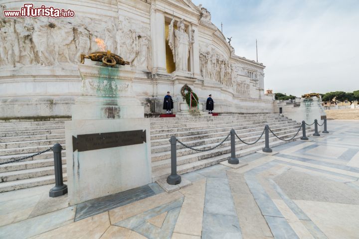 Immagine Il Monumento Nazionale a Vittorio Emanuele II con il Braciere del fuoco sacro alla Patria e la tomba del Milite Ignoto a Roma - © nsafonov / Shutterstock.com
