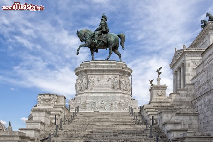 Immagine Il monumento equestre a Vittorio Emanuele II a Roma, la statua fa parte del VIttoriano, il complesso che osipita anche l'Altare della Patria - © Stefano Pellicciari / Shutterstock.com