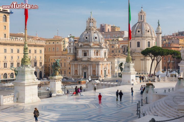 Immagine Dalle gradinate del Vittoriano (Altare della Patria) si gode di un ottimo panorama su Piazza Venezia - © nsafonov / Shutterstock.com