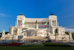 Il momento del tramonto a Piazza Venezia, con l'Altare della Patria illuminato da una calda luce - © Leonid Andronov / Shutterstock.com