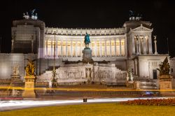 Scatto notturno del Vittoriano a Roma, anche ...