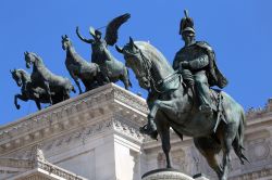 Una delle due quadrighe in bronzo e la statua equestre di Vittorio Emanuele II al Vittoriano - © Vladimir Mucibabic / Shutterstock.com
