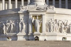 Sopra alla Tomba del milite Ignoto si trova la grande statua della dea Roma, affiancata da alcuni bassorilievi a tema sul lavoro - © PHOTOMDP / Shutterstock.com 