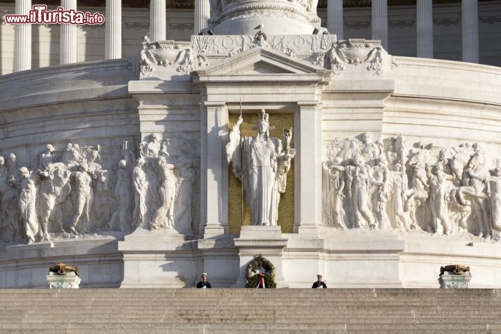 Immagine Sopra alla Tomba del milite Ignoto si trova la grande statua della dea Roma, affiancata da alcuni bassorilievi a tema sul lavoro - © PHOTOMDP / Shutterstock.com