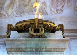 Il Braciere del fuoco sacro della Patria si trova al Vittoriano, di fornte alla tomba del Milite Ignoto - © lapas77 / Shutterstock.com