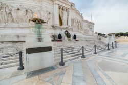 Il Monumento Nazionale a Vittorio Emanuele II con il Braciere del fuoco sacro alla Patria e la tomba del Milite Ignoto a Roma - © nsafonov / Shutterstock.com 