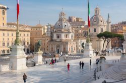 Dalle gradinate del Vittoriano (Altare della Patria) si gode di un ottimo panorama su Piazza Venezia - © nsafonov / Shutterstock.com 