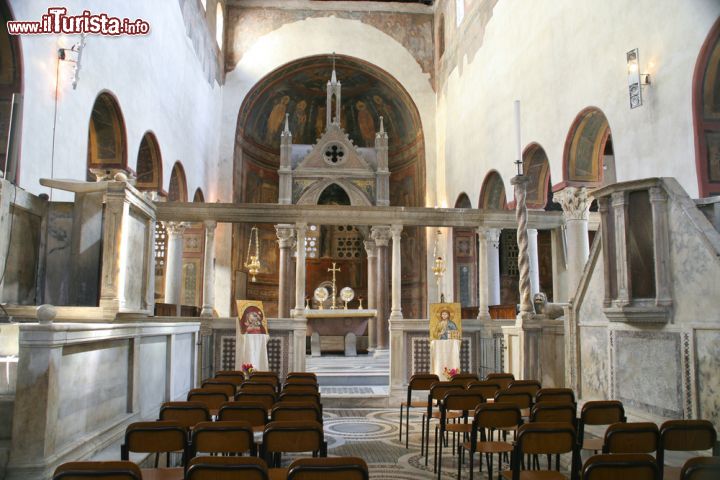 Immagine Una cappella laterale all'interno della chiesa di Santa Maria in Cosmedin a Roma - © mirtya / Shutterstock.com