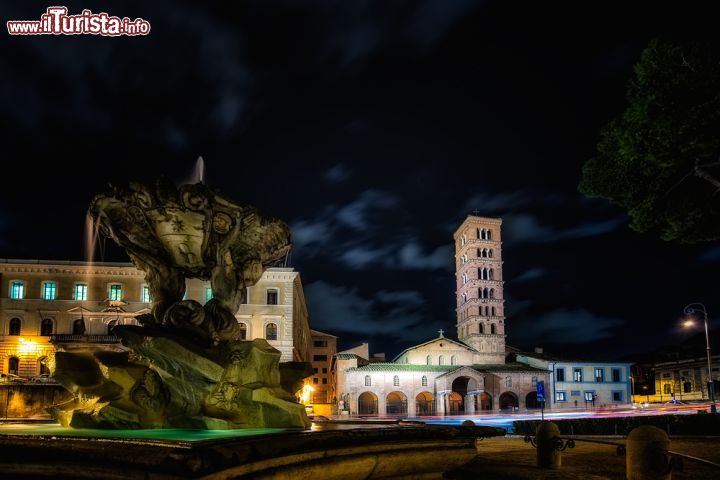 Immagine La fontana della Bocca della Verità e in fondo la chiesa di Sant Maria in Cosmedin a Roma © michelangeloop / Shutterstock.com