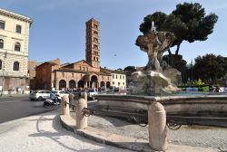 Lunghe file si formano ogni giorno lungo il bordo orientale della Piazza della Bocca della Verità, che si apre ad occidente della Chiesa di Santa Maria in Cosmedin a Roma. Sotto al porticato, ...