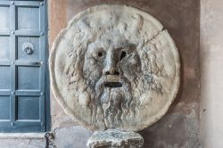 Probabilmente si tratta solamente di un tombino, ma certo lo sguardo severo della Bocca della Verità incute un certo rispetto. Secondo alcune leggende, chi infilava la mano nella bocca ...