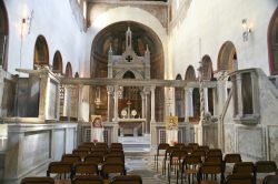 Una cappella laterale all'interno della chiesa di Santa Maria in Cosmedin a Roma - © mirtya / Shutterstock.com