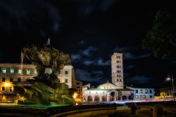 La fontana della Bocca della Verità e in fondo la chiesa di Sant Maria in Cosmedin a Roma © michelangeloop / Shutterstock.com