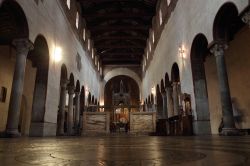 L'interno della Chiesa di Santa Maria in Cosmedin a Roma. Qui si trova la celebre bocca della Verità che venne resa celebre nel mondo dal film Vacanze Romane con Gregory Peck e Audrey ...