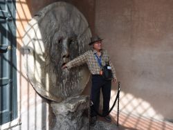 Un turista asiatico prova il mito e la leggenda della Bocca della Verità: solo chi ha la coscienza a posto supera indenne la prova! A parte gli scherzi, sono migliaia i turisti stranieri ...