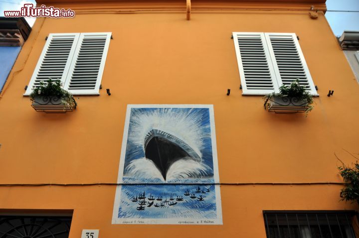 Immagine Il murales con il Translatantico Rex, una scena che faceva parte del film Amarcord di Federico Fellini, regista di Rimini che in quel film raccontò la sua infanzia nella città romagnola, e che è ricordato in vari punti del Borgo di San Giuilano