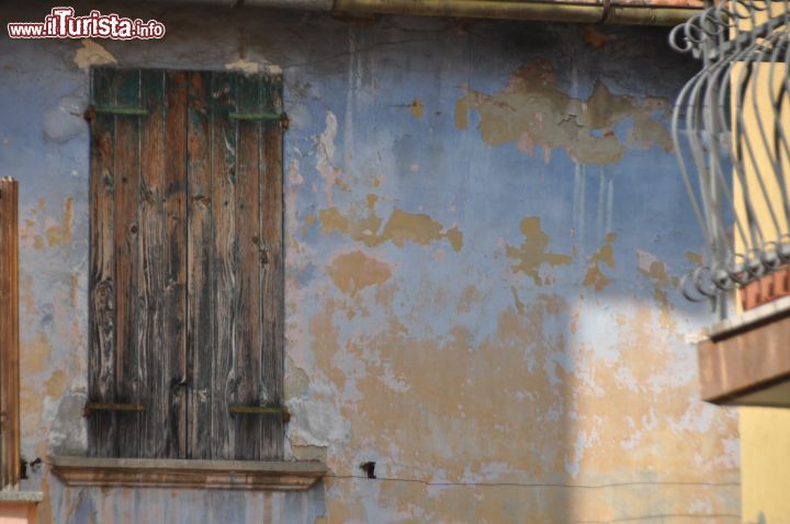 Immagine Particolare del muro scrostato di una casa del Borgo di San Giuliano a Rimini