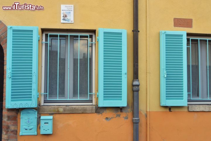 Immagine Uno scorcio tipico del quartiere di Rimini, il Borgo San Giuliano che rimane tra il porto e il fiume Marecchia