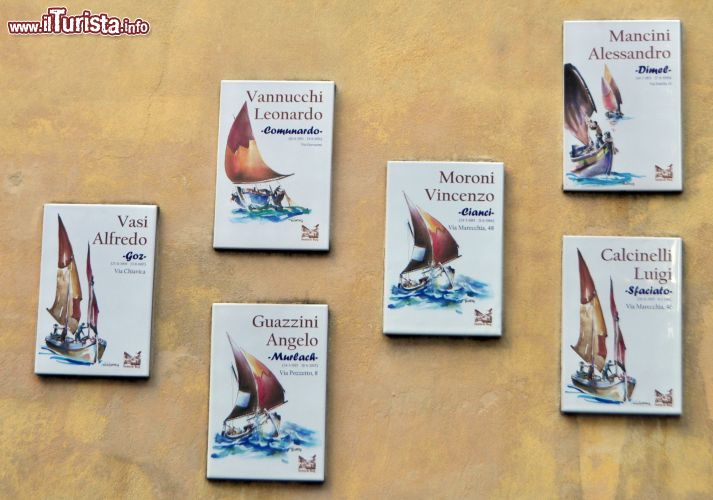 Immagine Passeggiando lungole vie del Borgo di San Giuliano si incontrano nelle varie case queste toccanti ceramiche: ricordano gli abitanti di queste case, che vengono celebrati con i loro soprannomi, nella tradizione romagnola ancora più importanti dello stesso nome e cognome