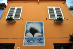 Il murales con il Translatantico Rex, una scena che faceva parte del film Amarcord di Federico Fellini, regista di Rimini che in quel film raccontò la sua infanzia nella città ...