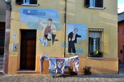 Sopra una casa del Borgo di San Giuliano un murales raffigura due star del cinema: l'indimenticabile Federico Fellini, eroe di Rimini e Roberto Begnini, che lavorarono insieme nel film "La ...