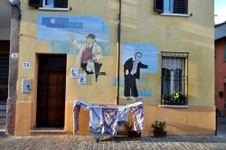 Sopra una casa del Borgo di San Giuliano un murales ...