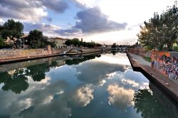 Il porto canale di Rimini fotografato in direzione sud-ovest:: a sinistra rimane il centro storico, a destra il Borgo di San Giuliano, in fondo si notano le arcate del Ponte di Tiberio  ...
