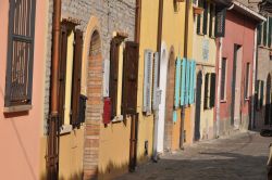 Le casette colorate del Borgo di San Giuliano, uno dei quartieri più alla moda di Rimini, luogo perfetto per una mangiata di pesce in uno dei tanti tra ristoranti, locande ed osterie, ...