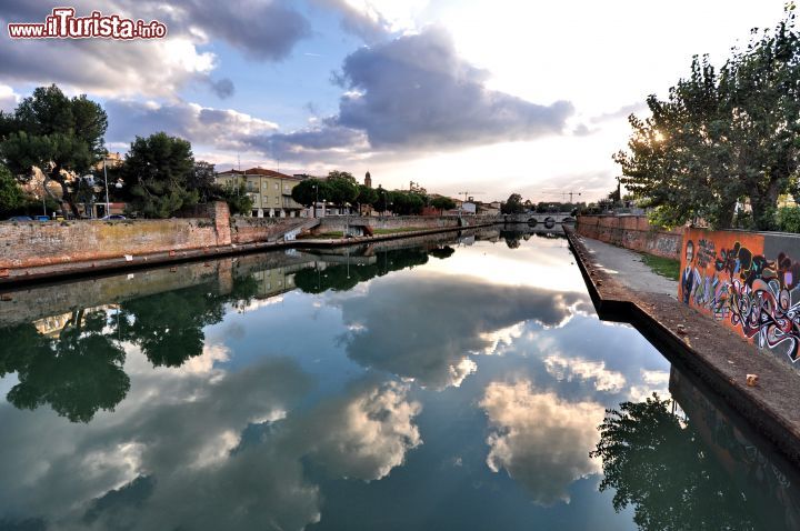 Immagine Il porto canale di Rimini fotografato in direzione sud-ovest:: a sinistra rimane il centro storico, a destra il Borgo di San Giuliano, in fondo si notano le arcate del Ponte di Tiberio 