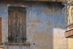 Particolare del muro scrostato di una casa del Borgo di San Giuliano a Rimini