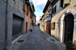 Una via del Borgo San Giuliano al tramonto. Si tratta di uno dei quartieri più tipici di Rimini, e rimane non distante dal porto e dal ponte di Tiberio